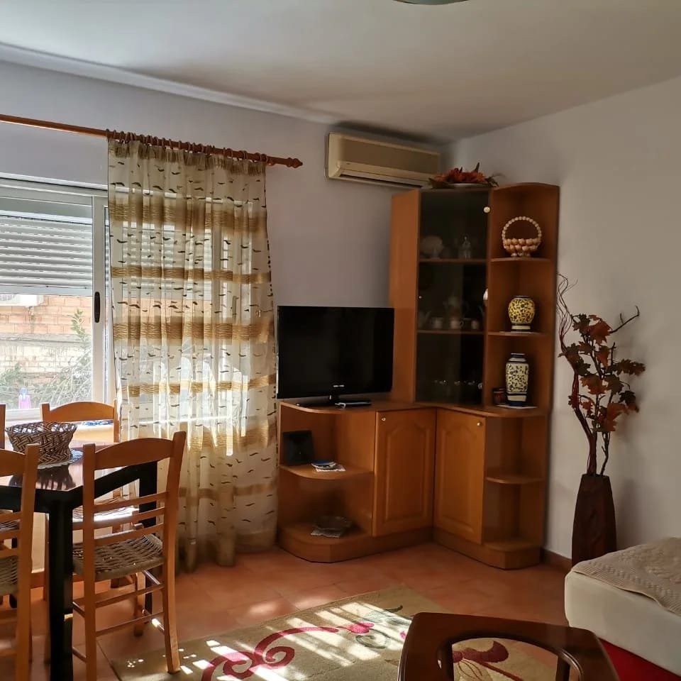 Jepet me Qira Apartament 2+1 – Pranë Gjimnazit “Is