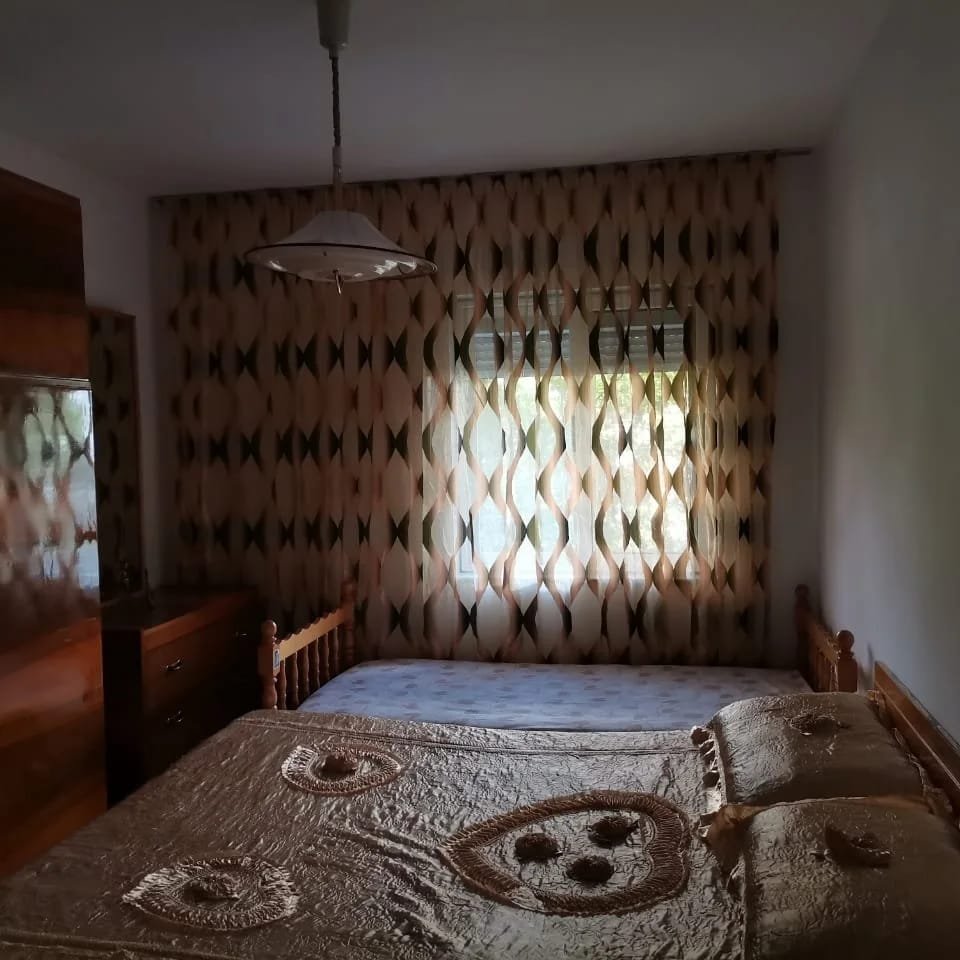 Jepet me Qira Apartament 2+1 – Pranë Gjimnazit “Is