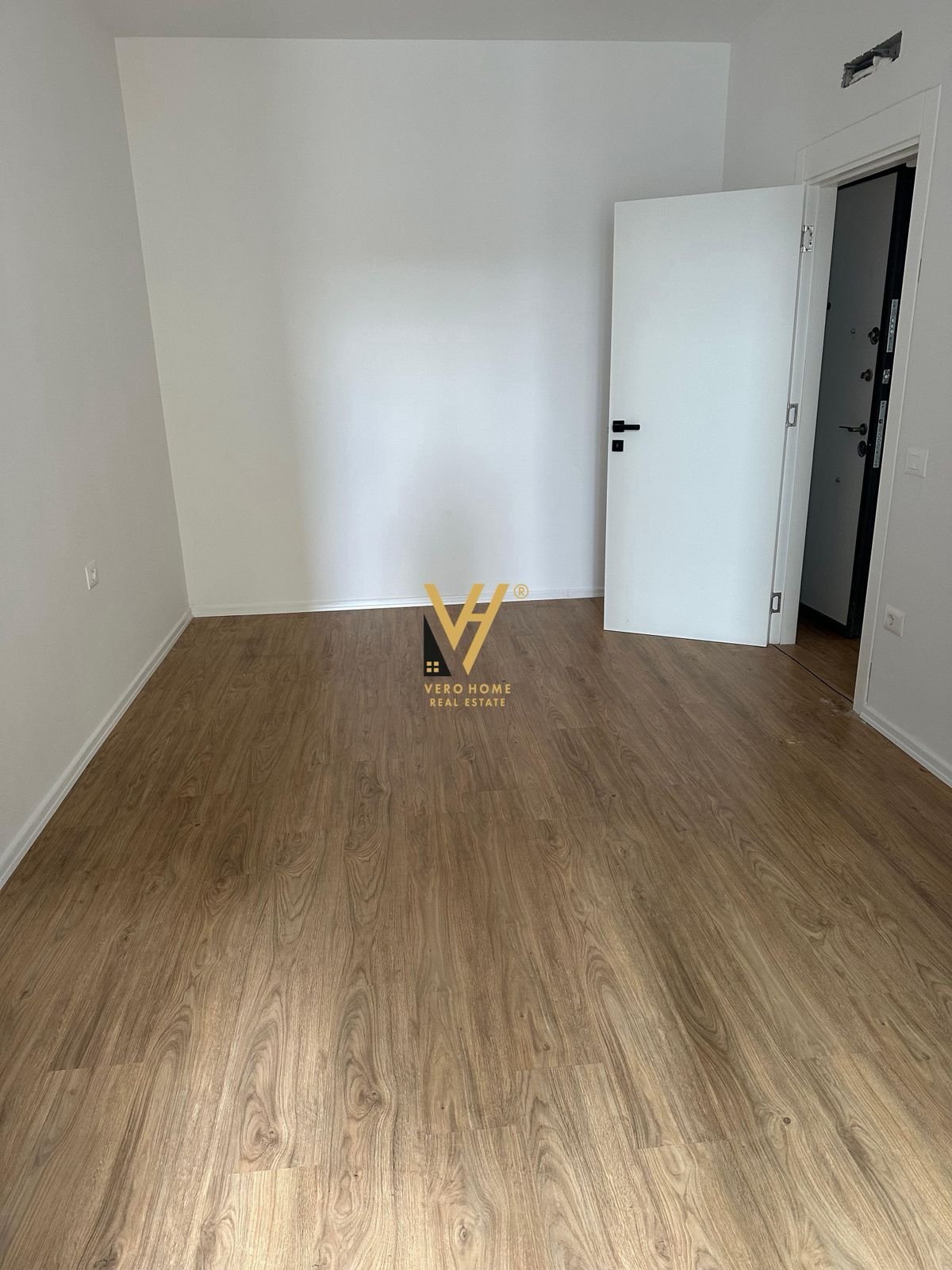 ZYRE 70 M2 ME QERA TE JORDAN MISJA 550 EURO