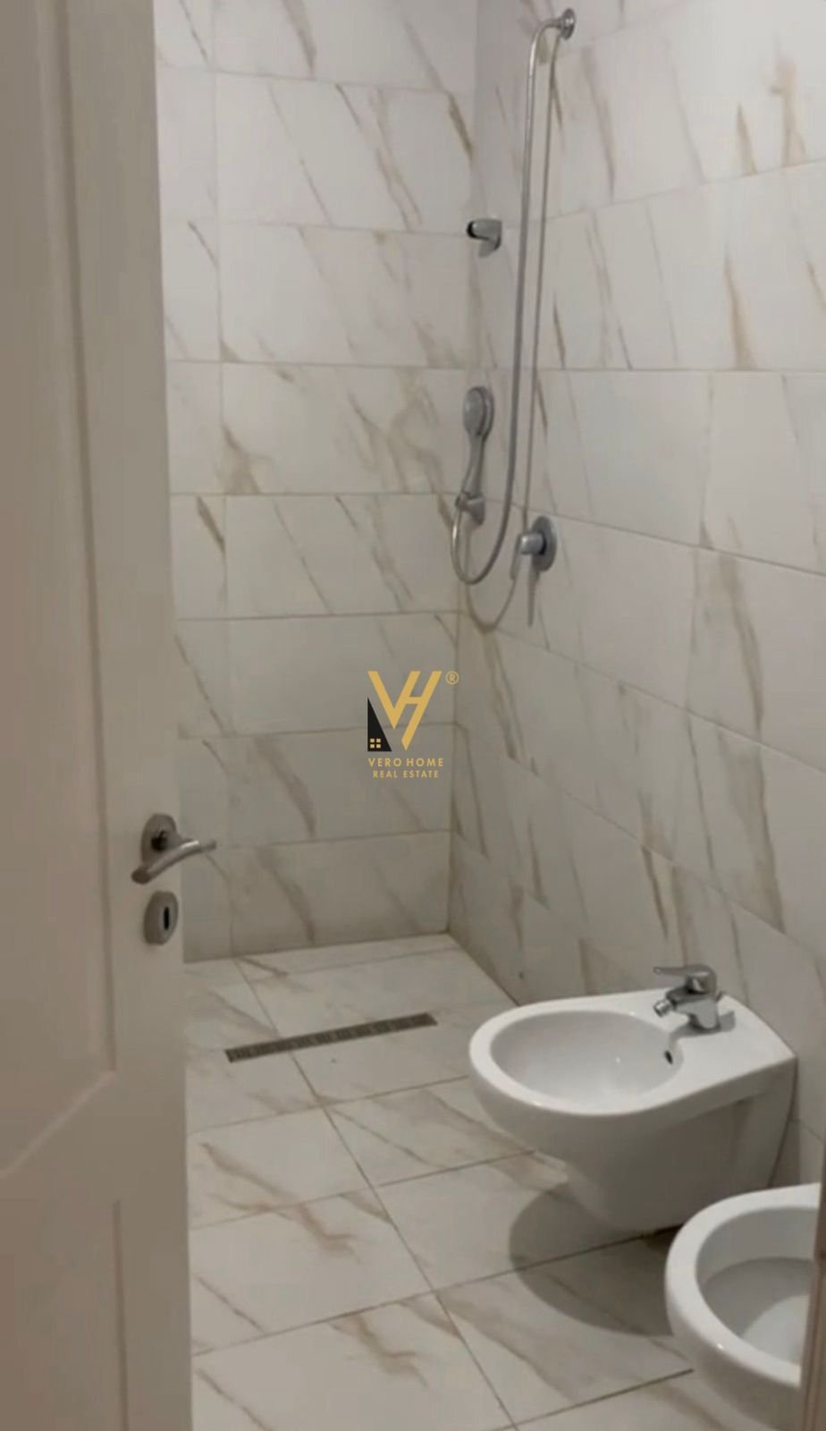 ZYRE 130 M2 ME QERA TE RRUGA 5 MAJI 50.000 LEKE