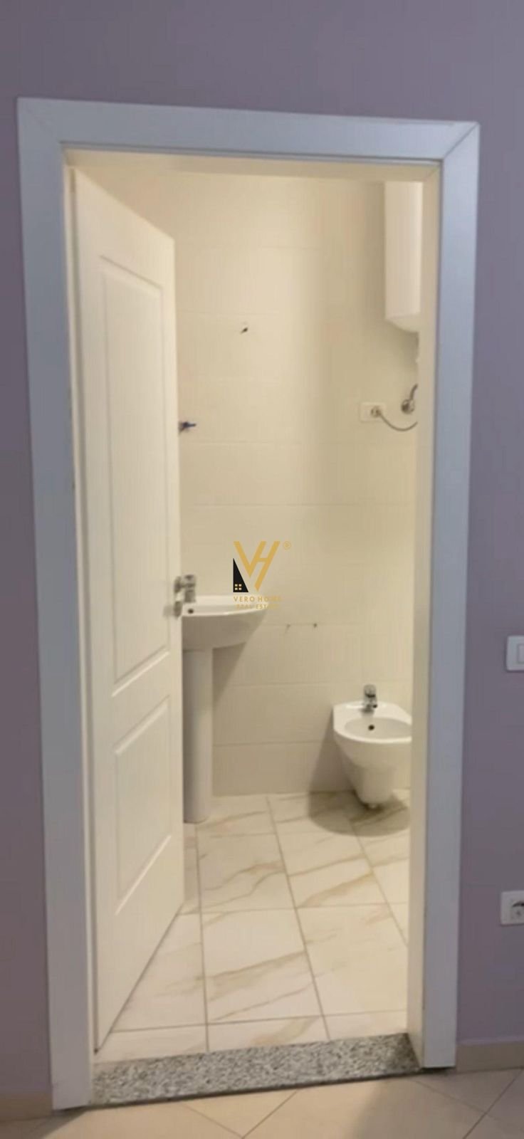 ZYRE 130 M2 ME QERA TE RRUGA 5 MAJI 50.000 LEKE