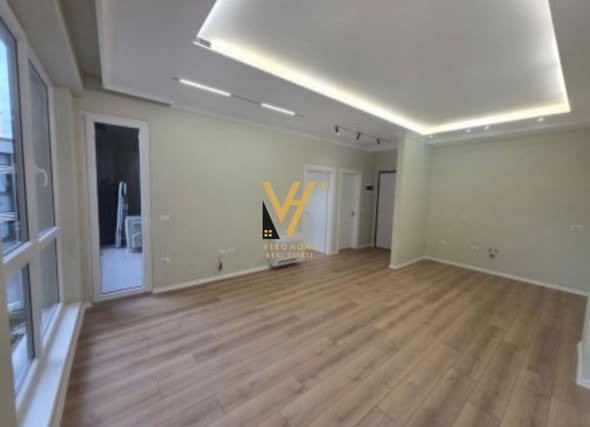 ZYRE 67 M2 ME QIRA TE KOMUNA E PARISIT 700 EURO