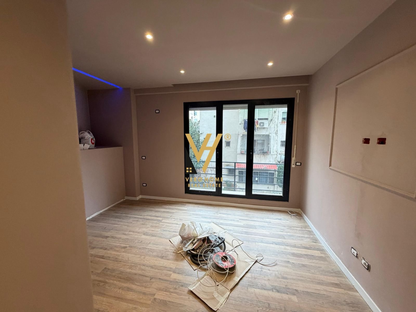 ZYRE 92 M2 ME QIRA TE STACIONI I TRENIT 1.000 EUR