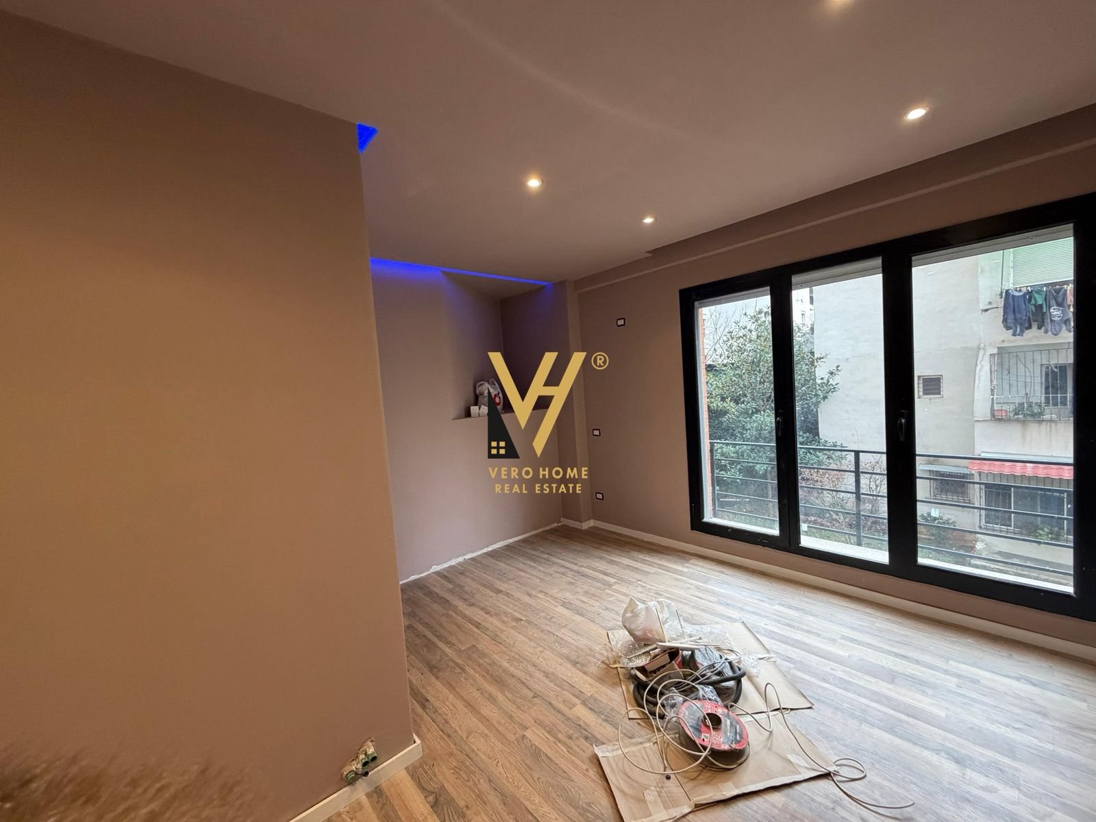 ZYRE 92 M2 ME QIRA TE STACIONI I TRENIT 1.000 EUR