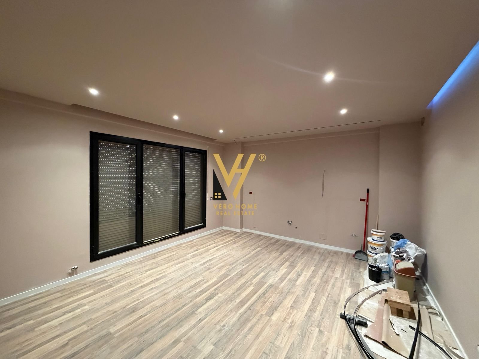 ZYRE 92 M2 ME QIRA TE STACIONI I TRENIT 1.000 EUR