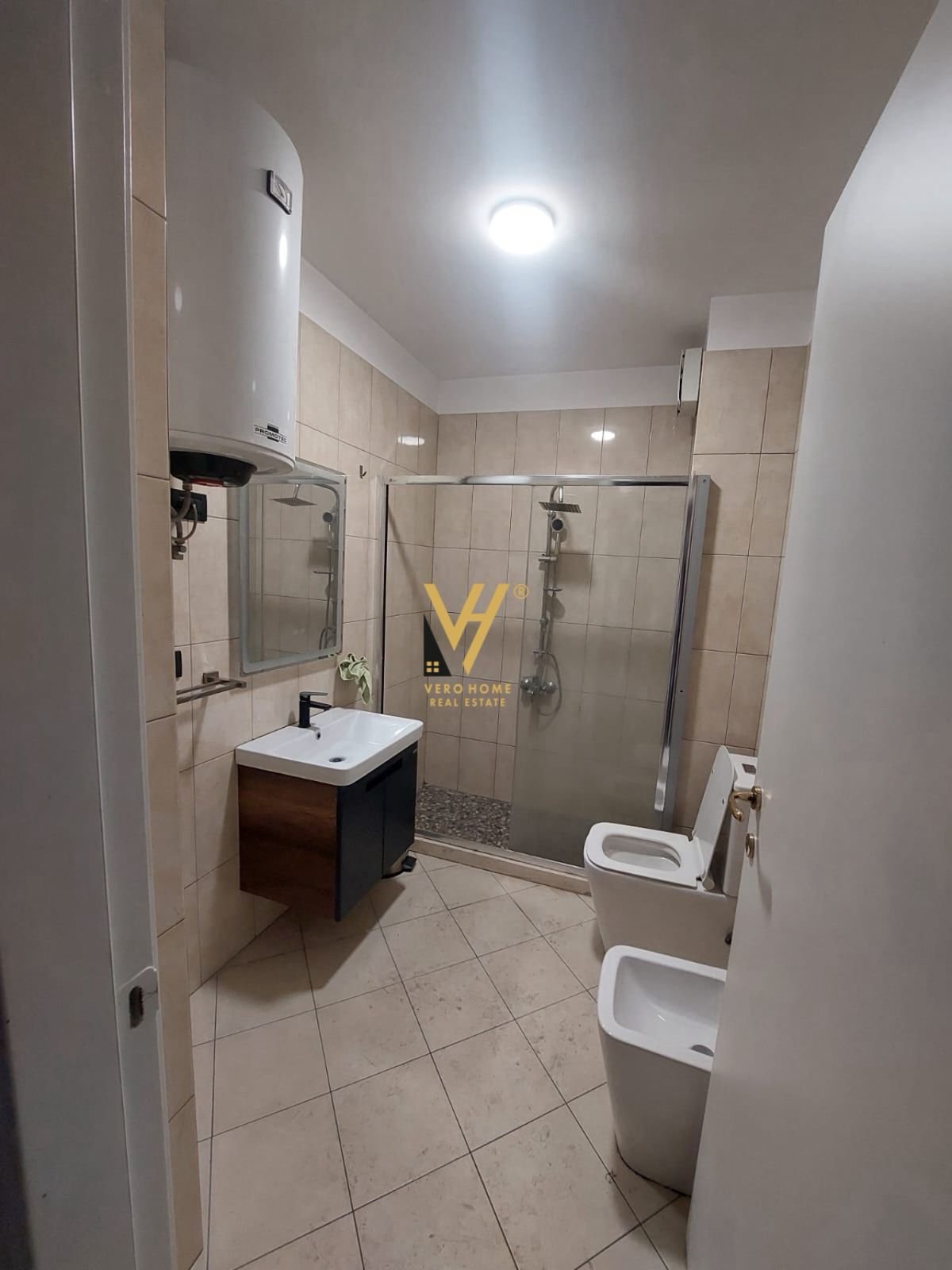 ZYRE 100 M2 ME QERA NE QENDER 1.500 EURO