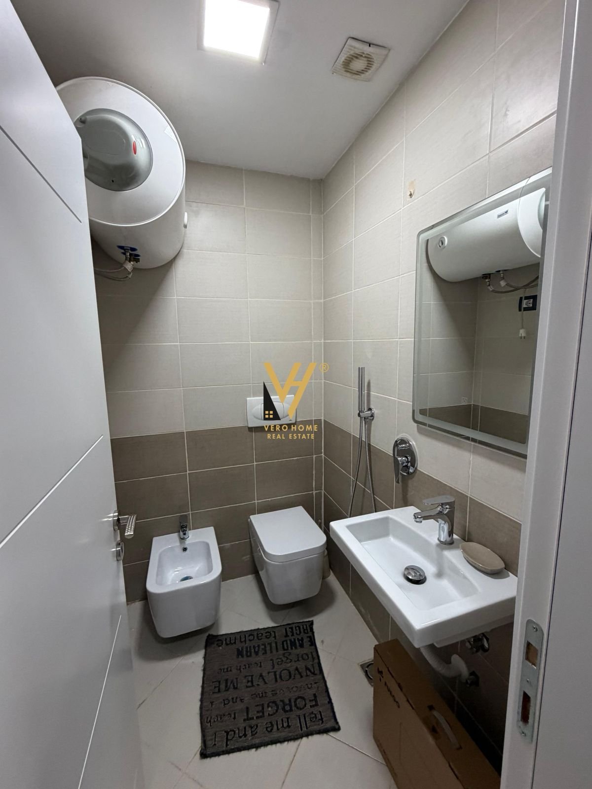 ZYRE 92 M2 ME QIRA TE STACIONI I TRENIT 1.000 EUR