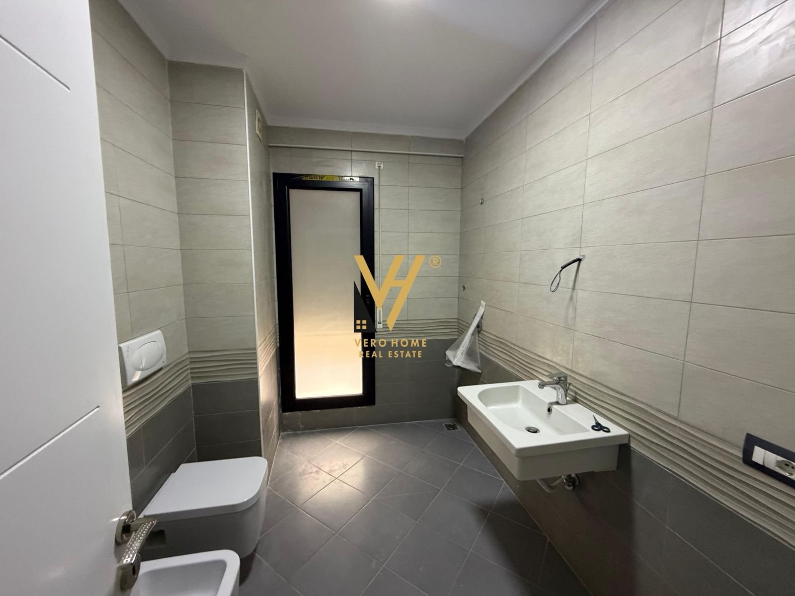 ZYRE 92 M2 ME QIRA TE STACIONI I TRENIT 1.000 EUR