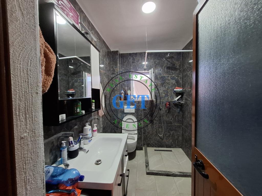 Shitet, Apartament 2+1, Tek Parku Vala, Durres.