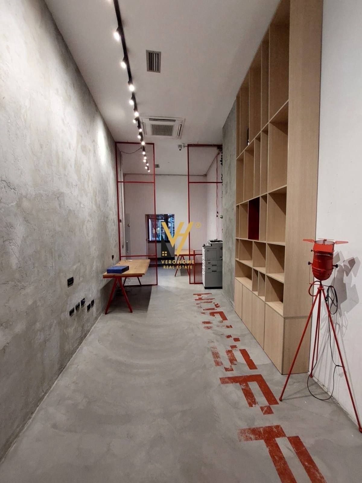 ZYRE 45 M2 ME QERA TE RRUGA BARRIKADAVE 450 EURO