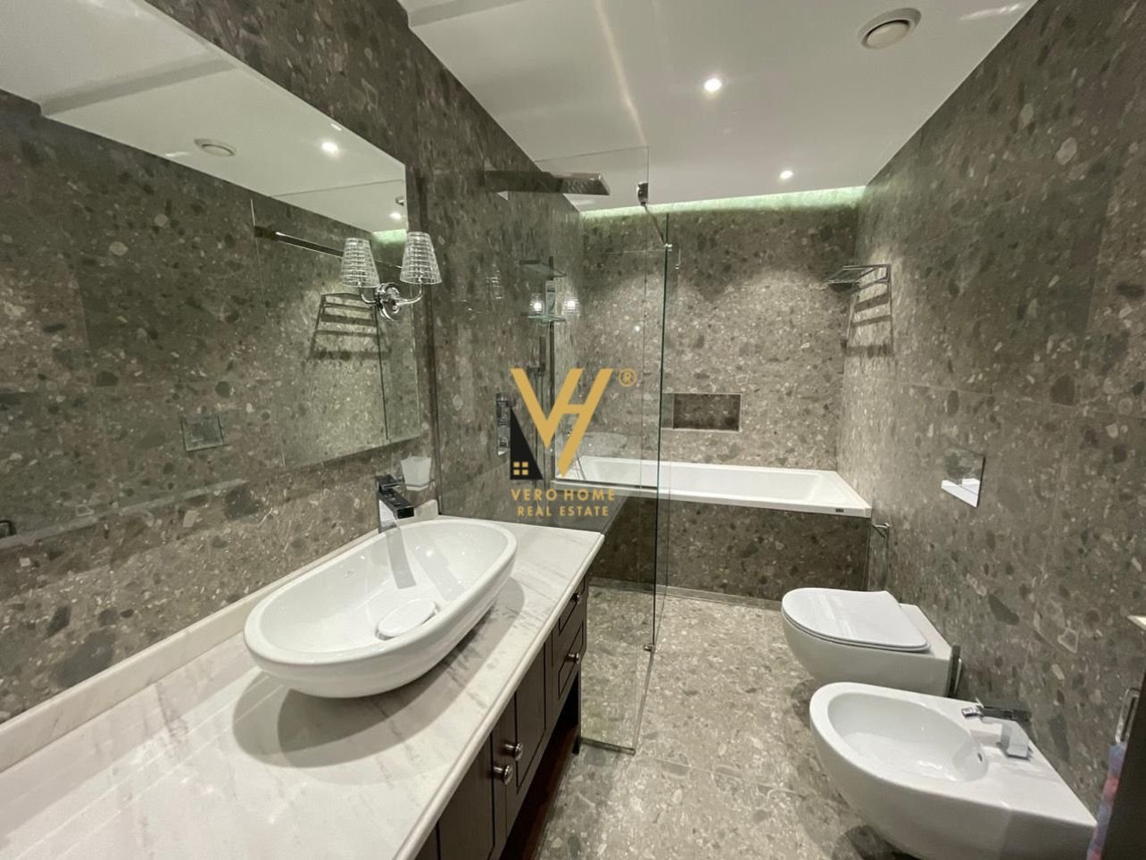 APARTAMENT 3+1+2 TE KOPSHTI BOTANIK 1.500 EURO