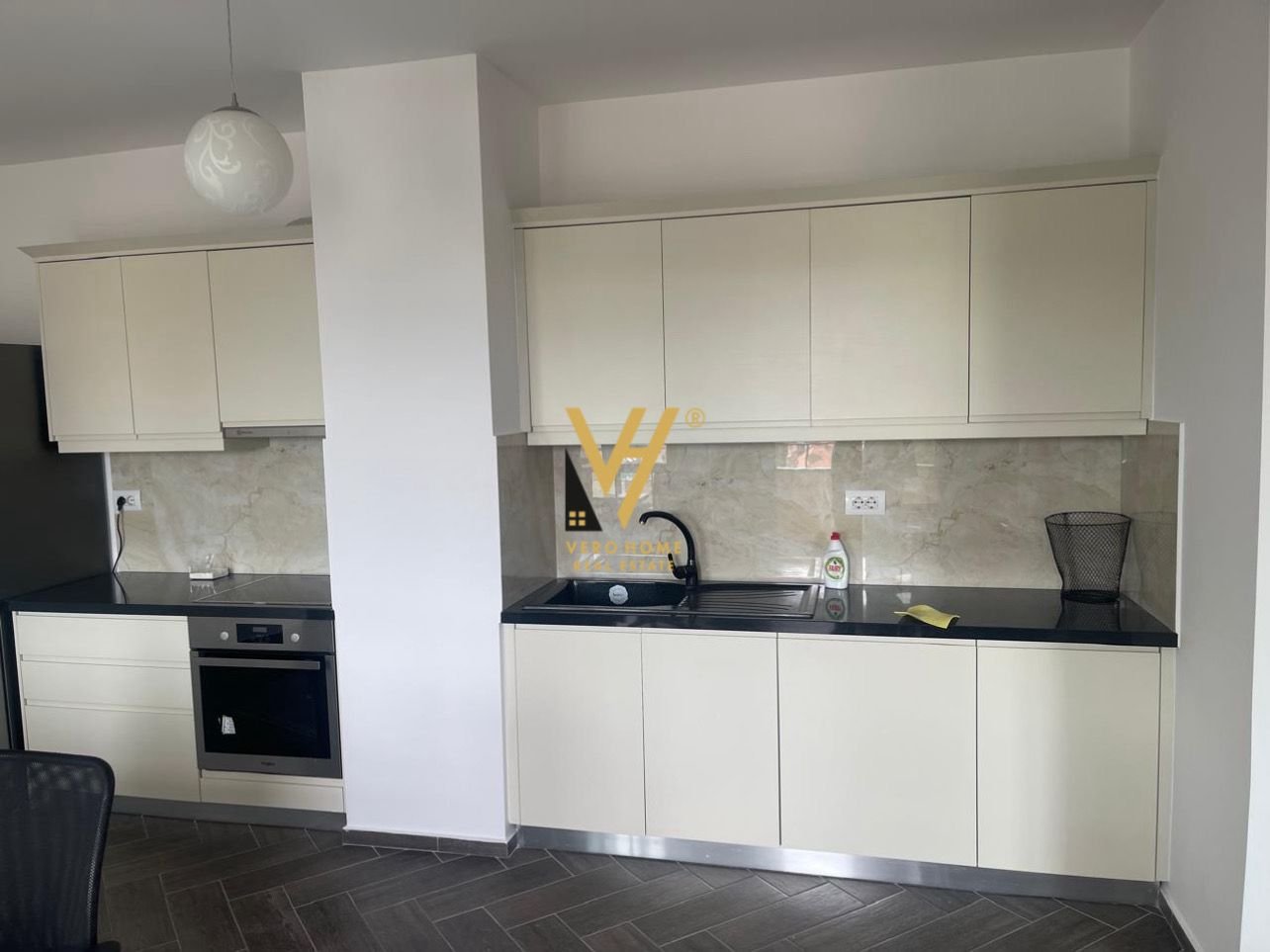 ZYRE 80 M2 ME QERA NE MYSLYM SHYR 800 EURO