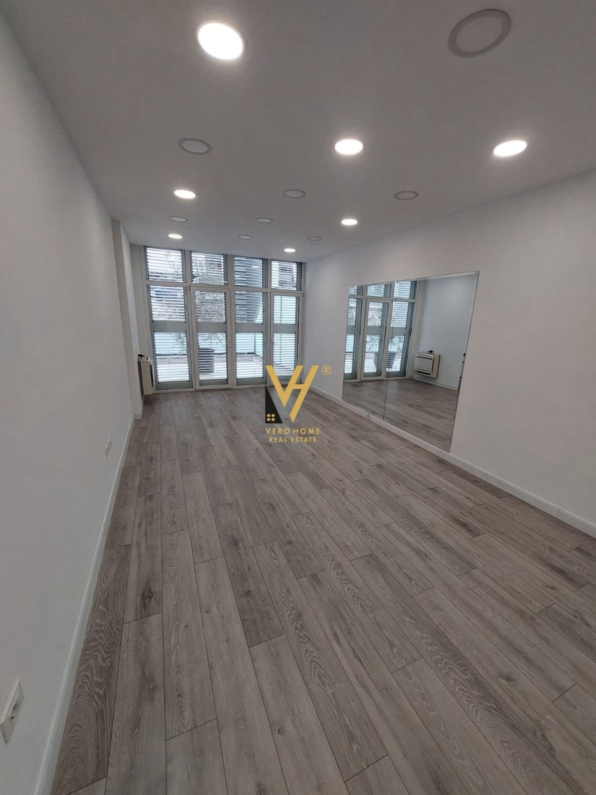 ZYRE 416 M2 ME QERA TE KOMUNA E PARISIT 5.000 EURO