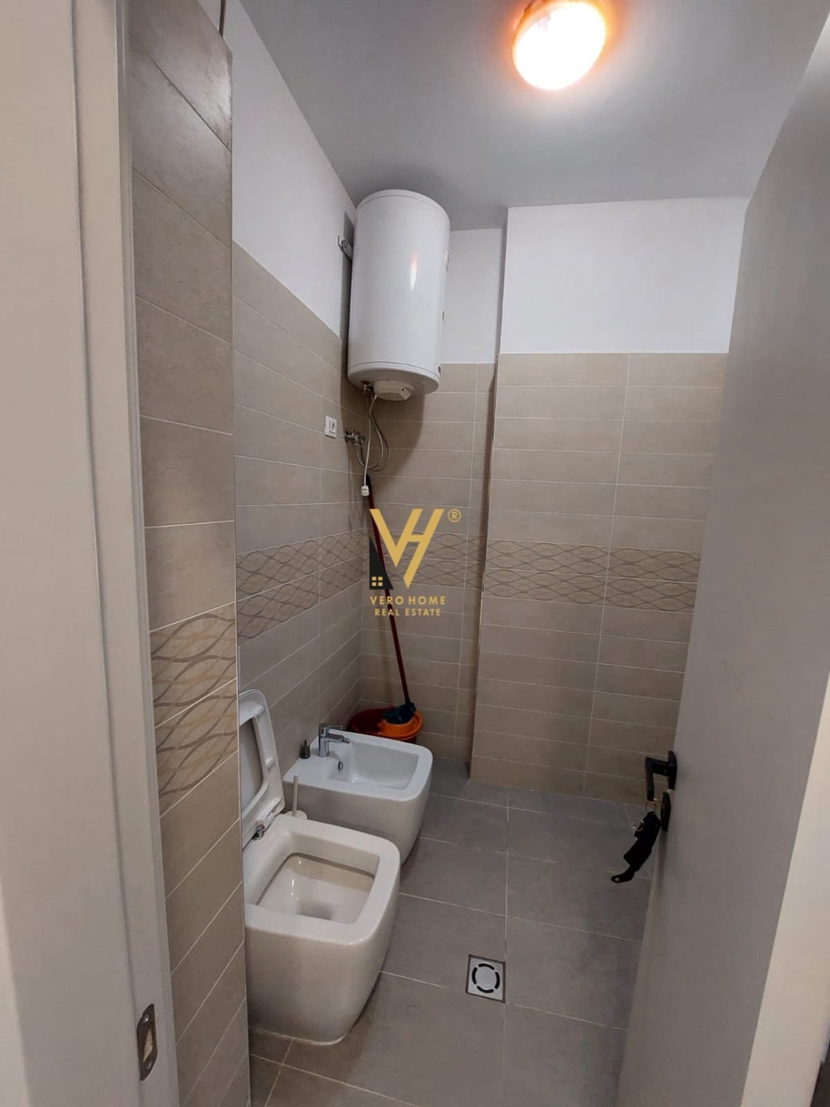 ZYRE 416 M2 ME QERA TE KOMUNA E PARISIT 5.000 EURO