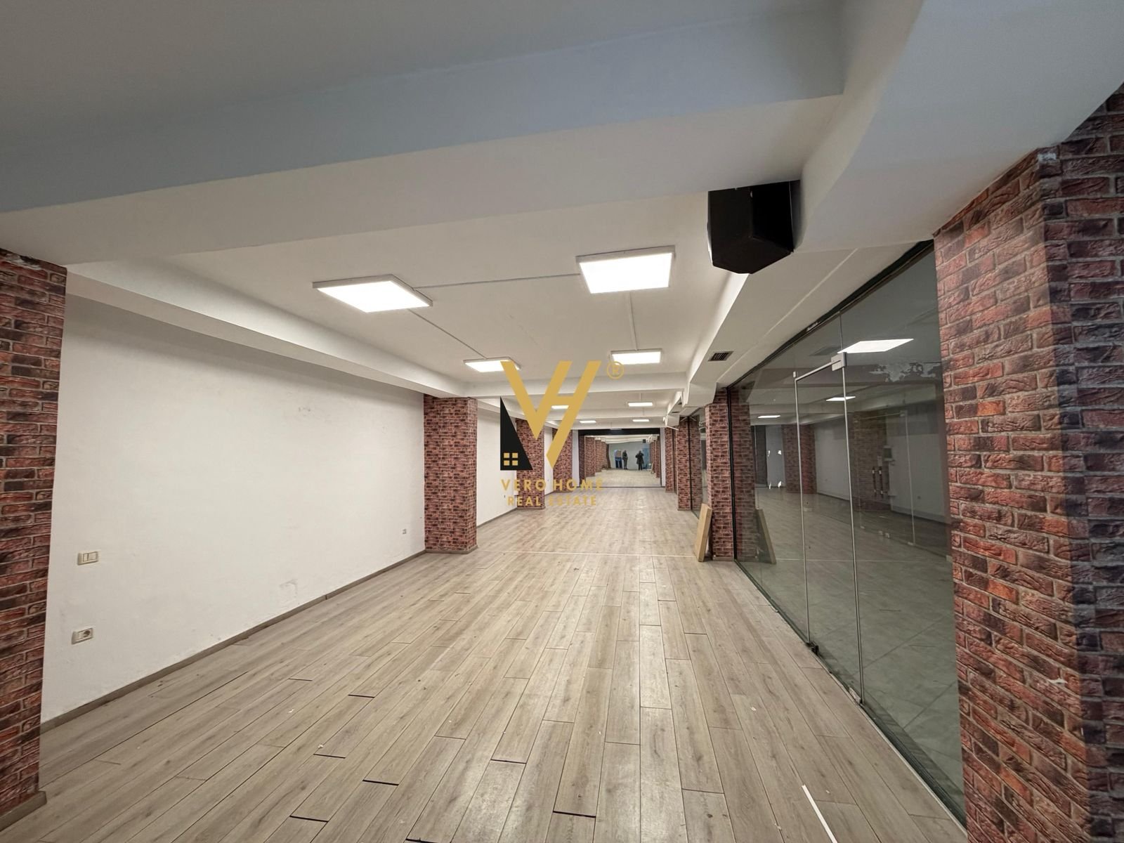 AMBIENT 150 M2 ME QIRA TE 21 DHJETORI 70.000 LEKE