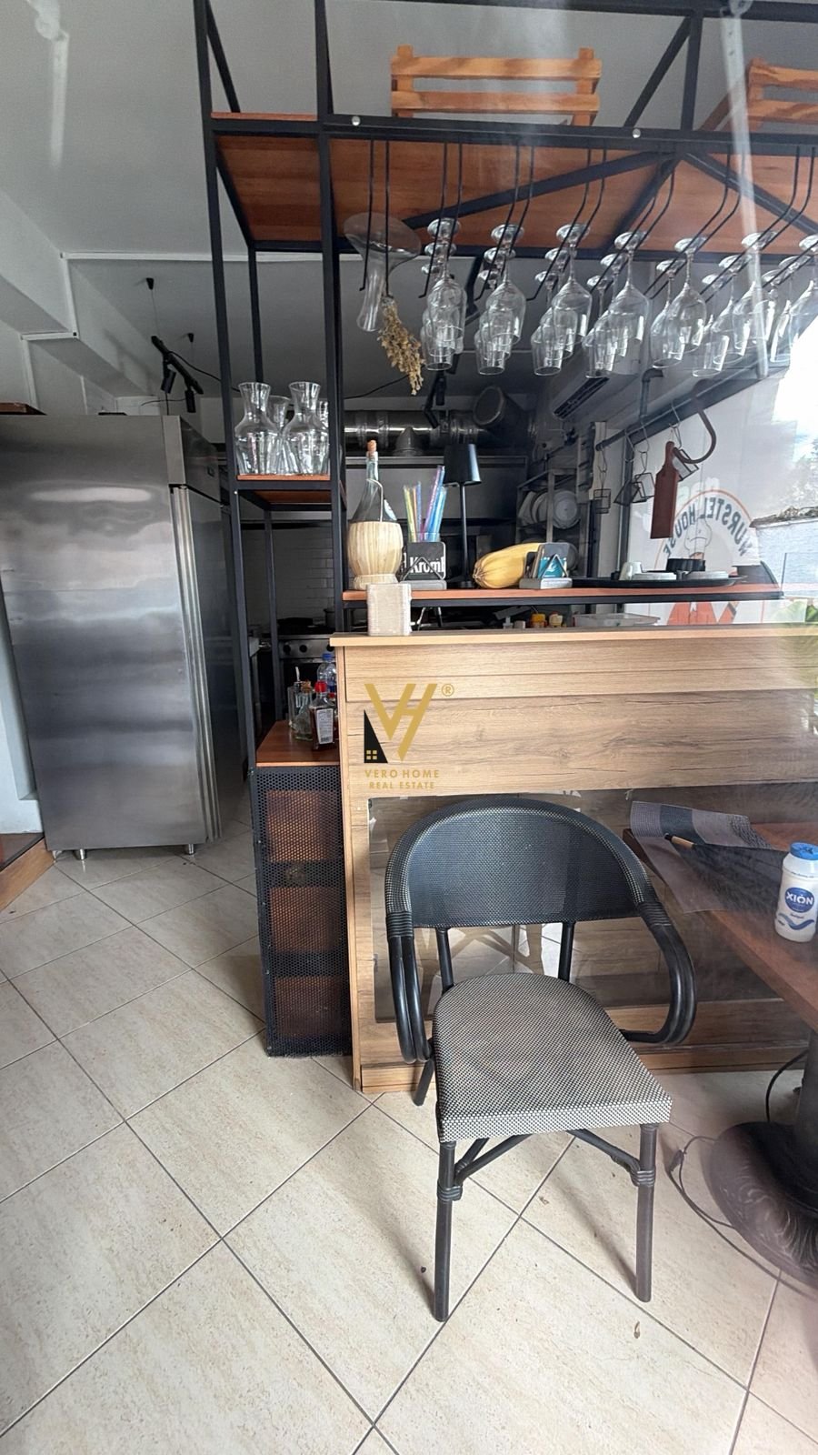 BIZNES BAR- RESTORANT TE 21 DHJETORI 15.000 EURO