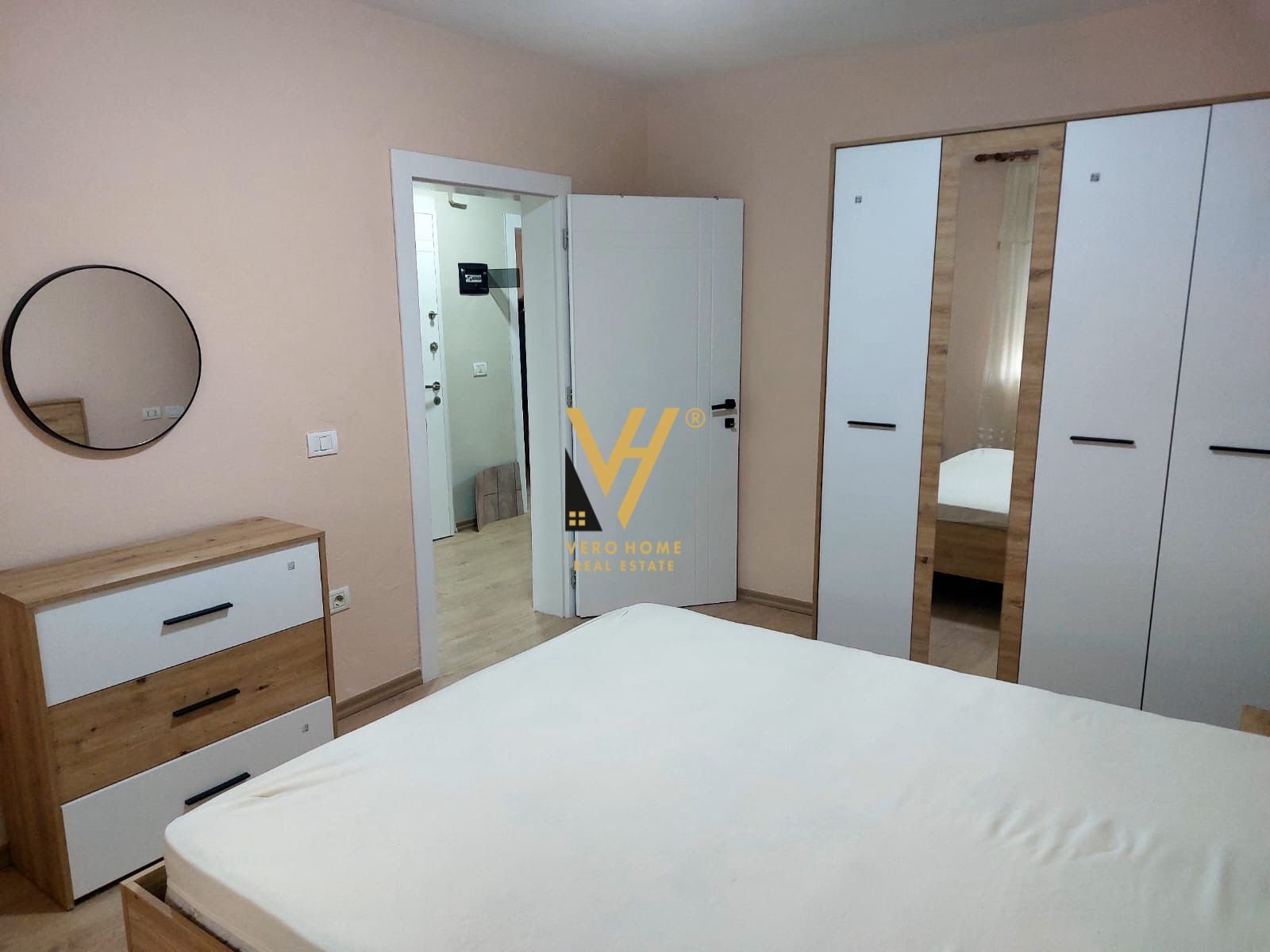 2+1 ME QERA TE 21 DHJETORI 70.000 LEKE