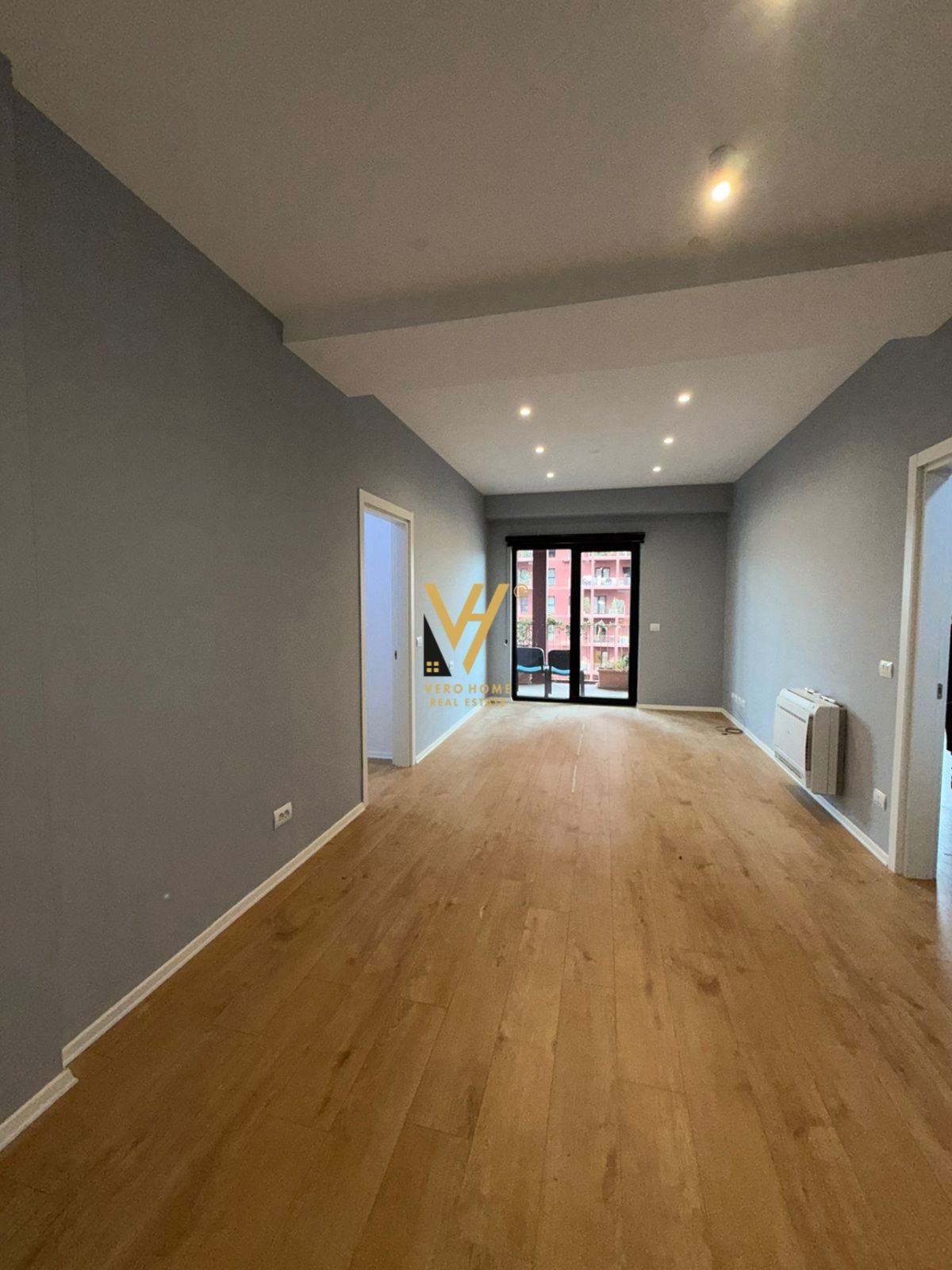 ZYRE 100 M2 ME QIRA TE RRUGA E KAVAJES 1.200 EURO