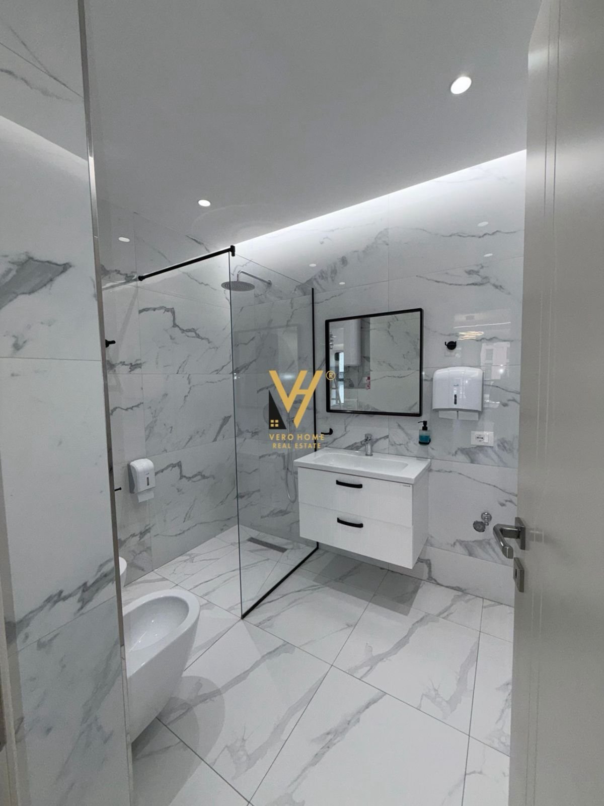 AMBIENT 200 M2 TE GARDEN BUILDING 3.000 EUROI