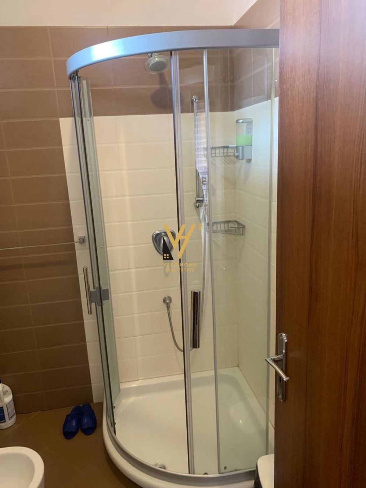 3+1+BLK ME QERA TE STACIONIT I TRENIT 50.000 LEKE