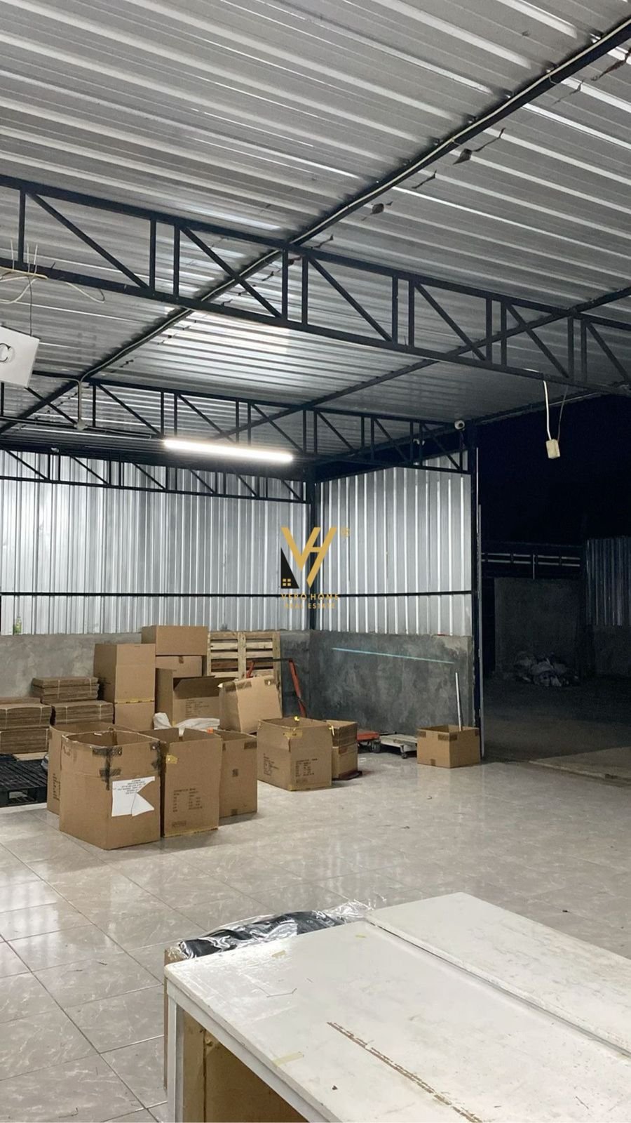 MAGAZINE 230 M2 ME QERA TE KODRA E DIELLIT 100.000