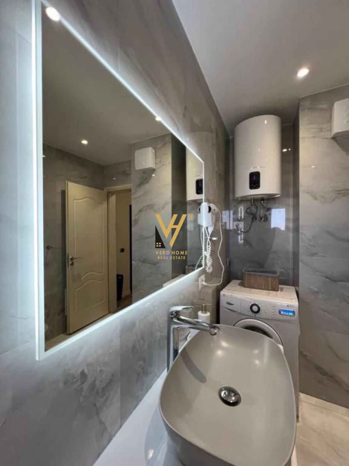 1+1+BLK ME QERA NE QENDER 870 EURO