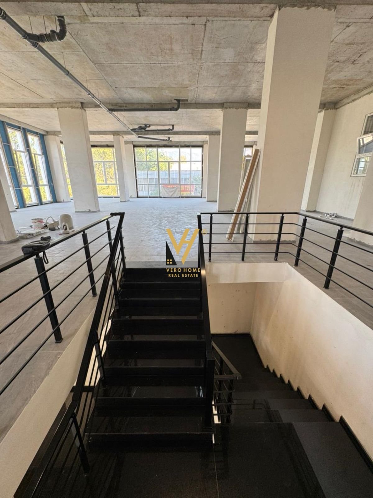 AMBIENT BIZNESI 1.100 M2 TE BULEVARDI I RI 6.800