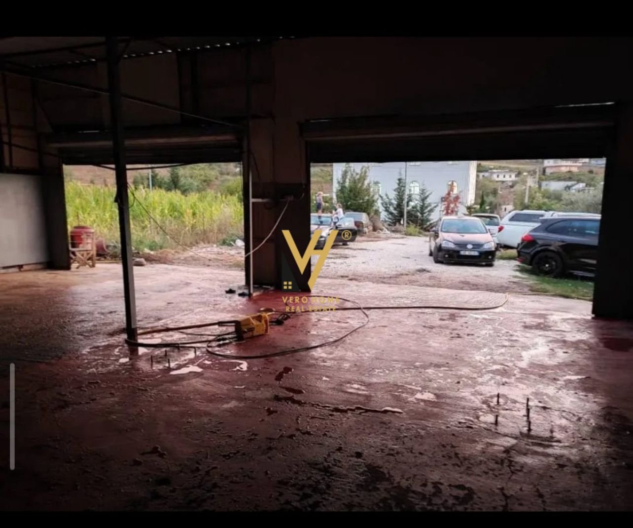 MAGAZINE 370 M2 ME QERA NE KOMBINAT 80.000 LEKE