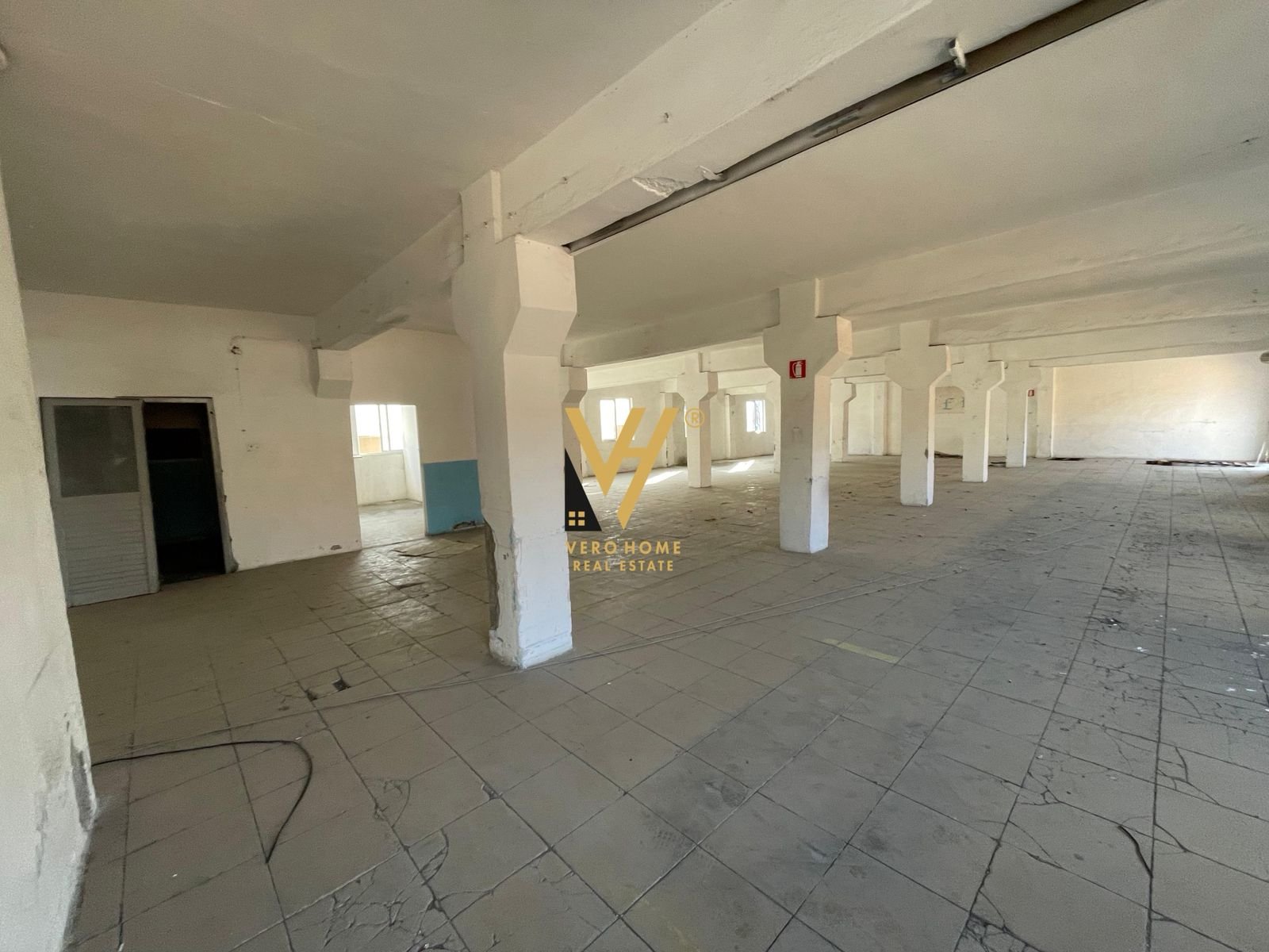 MAGAZINE 600 M2 ME QERA NE ALLIAS 1.300 EURO