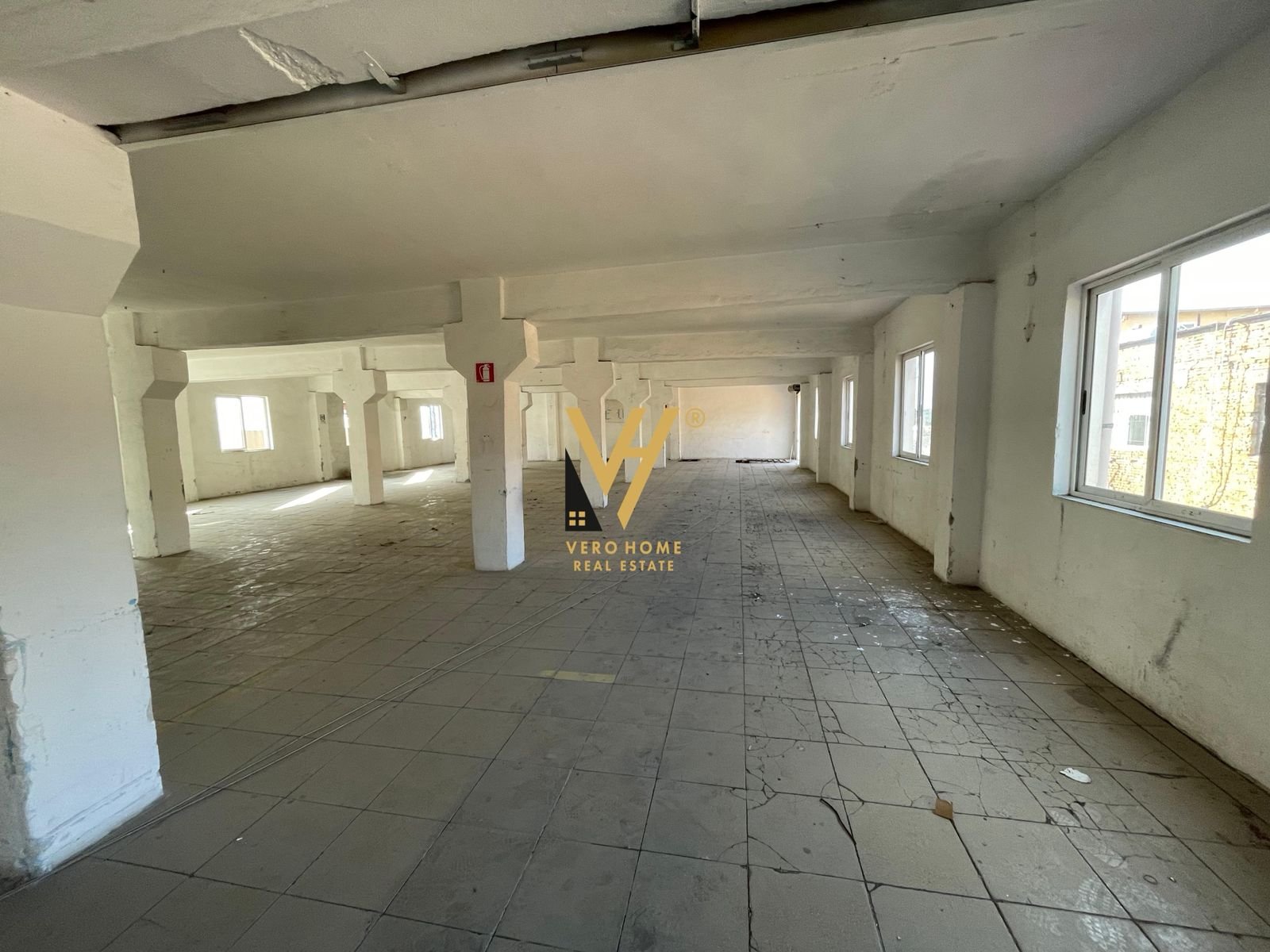 MAGAZINE 600 M2 ME QERA NE ALLIAS 1.300 EURO