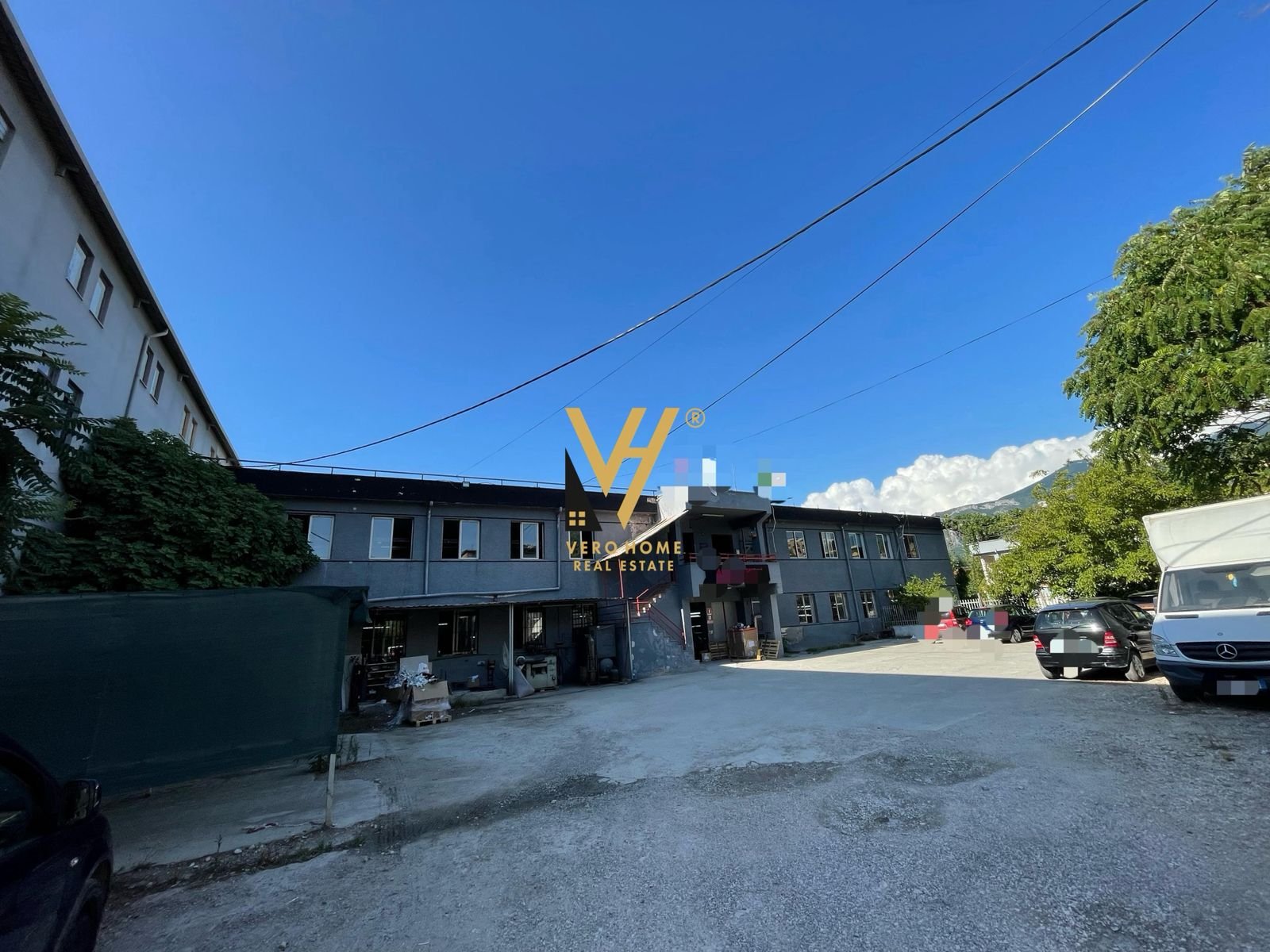 MAGAZINE 1.300 M2 ME QERA NE ALLIAS 3.900 EURO