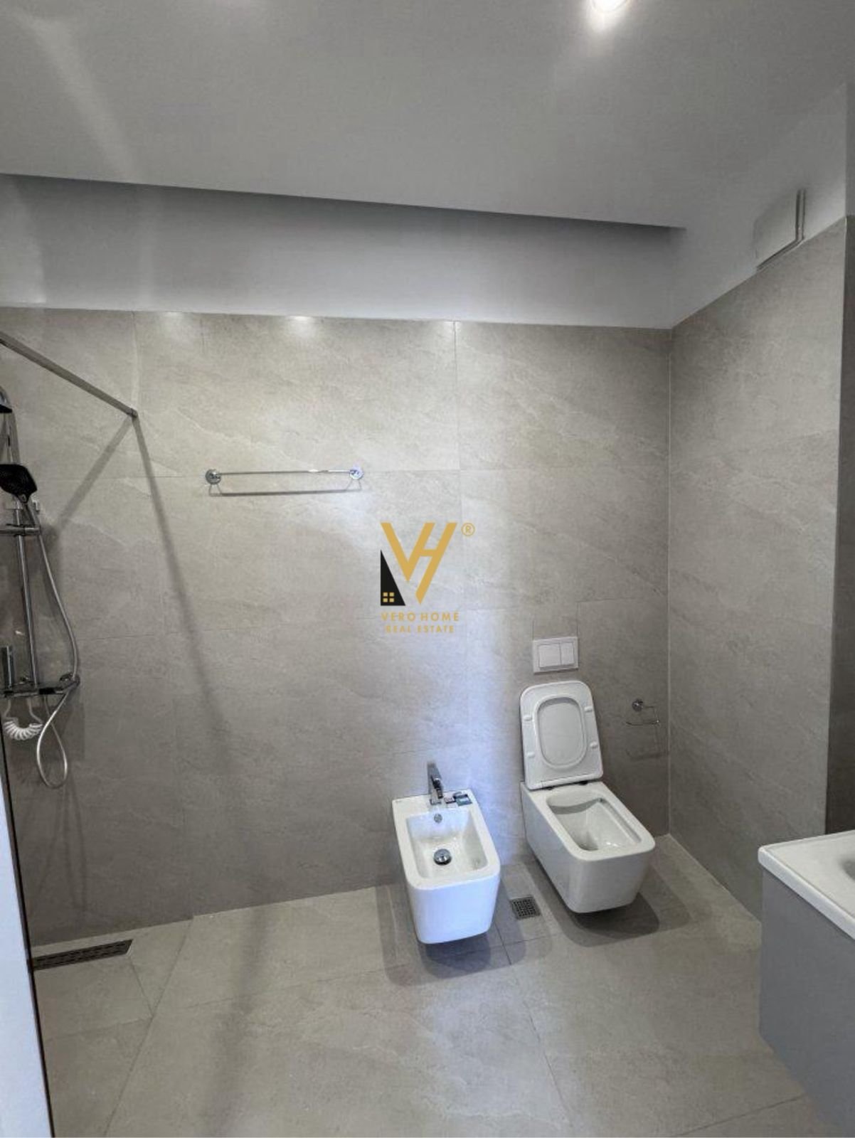 ZYRE 110 M2 ME QIRA TE KOMUNA E PARISIT 900 EURO