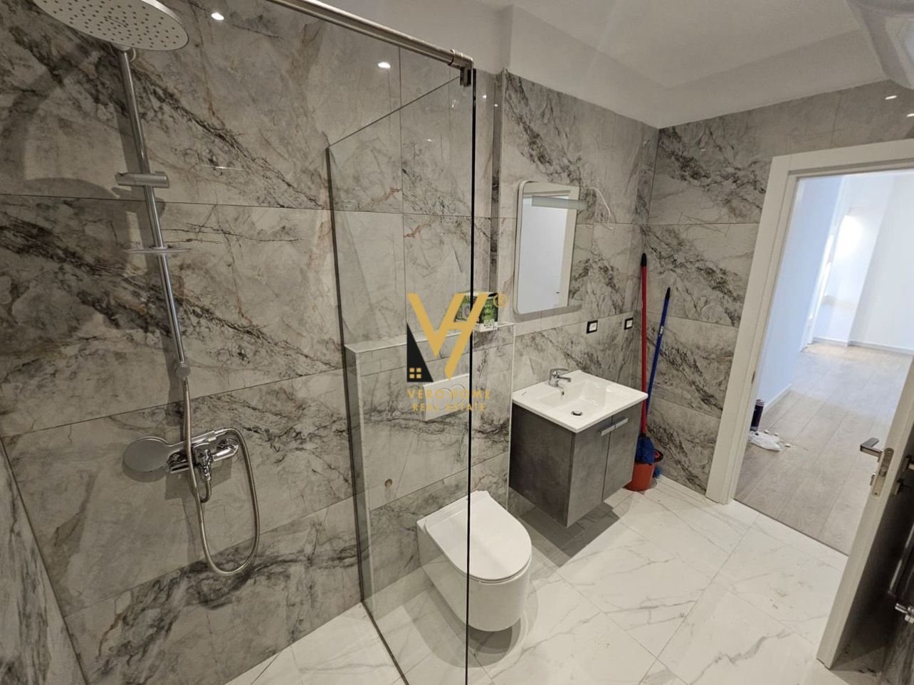 APARTAMENT+GARSONIERE TE ZOGU I ZI 300.000 EURO