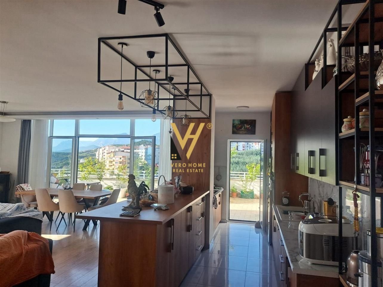 ZYRE 400 M2 ME QERA NE LINZE 2.500 EURO