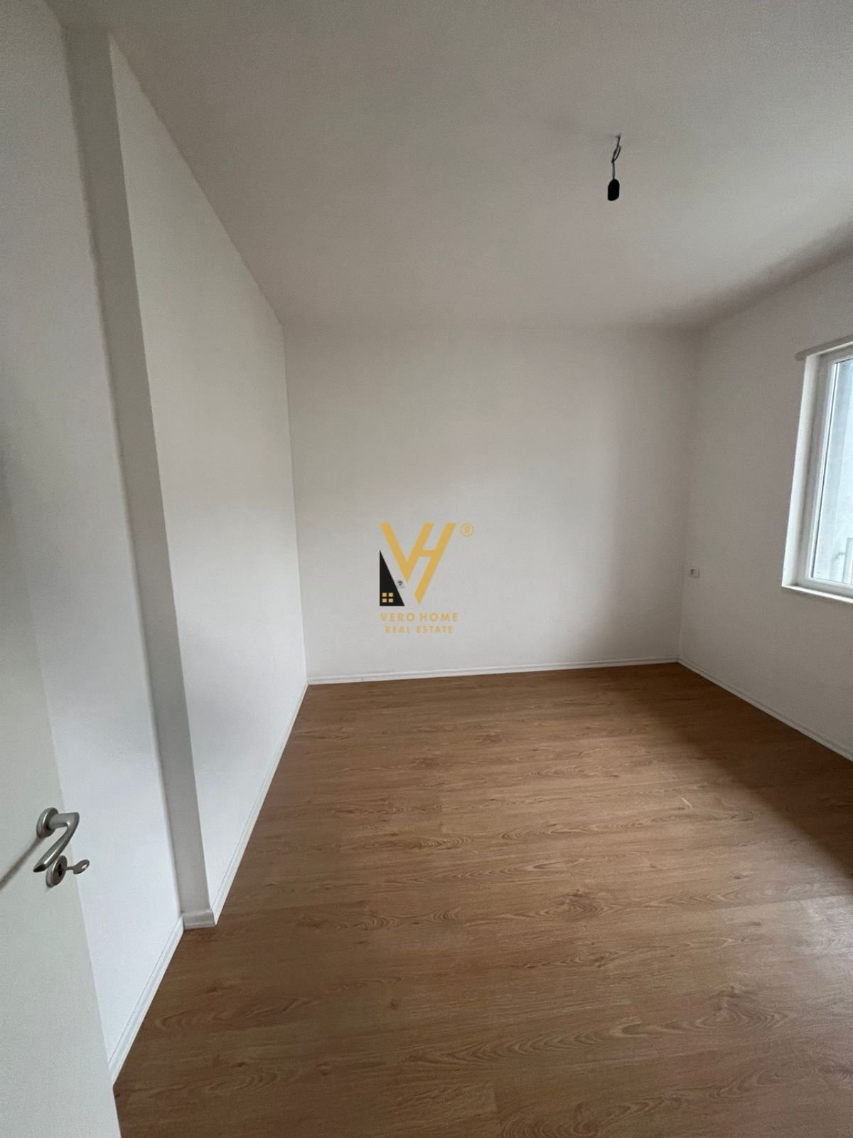 ZYRE 56 M2 ME QERA TE UNIVERS CITY 380 EURO