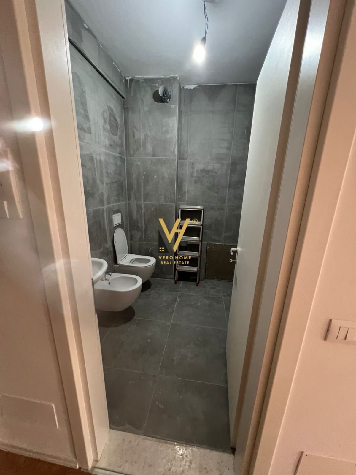 ZYRE 56 M2 ME QERA TE UNIVERS CITY 380 EURO