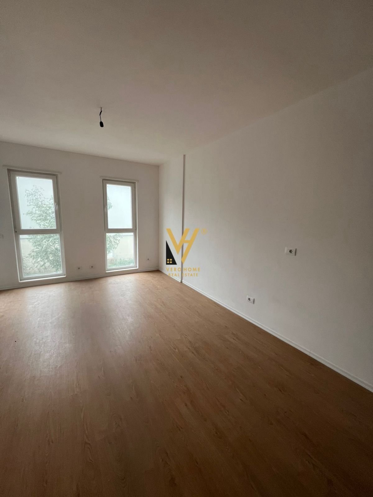 ZYRE 56 M2 ME QERA TE UNIVERS CITY 380 EURO