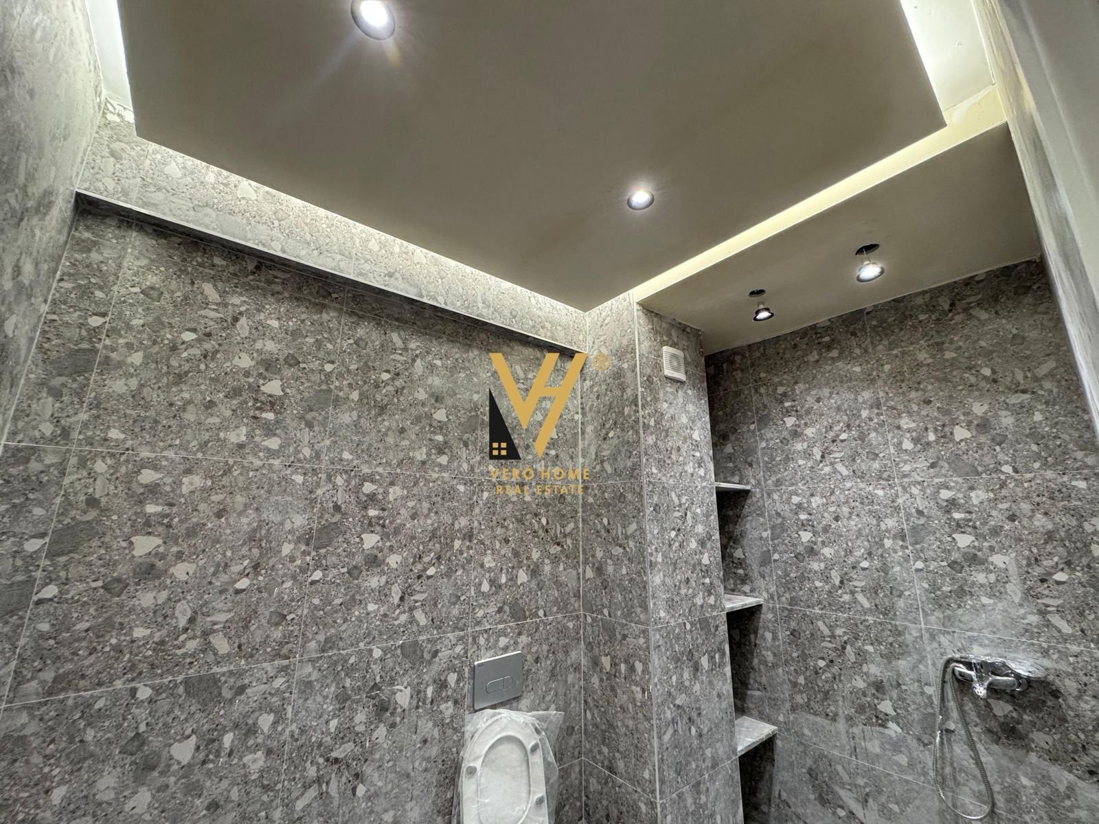 ZYRE 64 M2 ME QERA TEK URBAN GATE, ASTIR 450 EURO