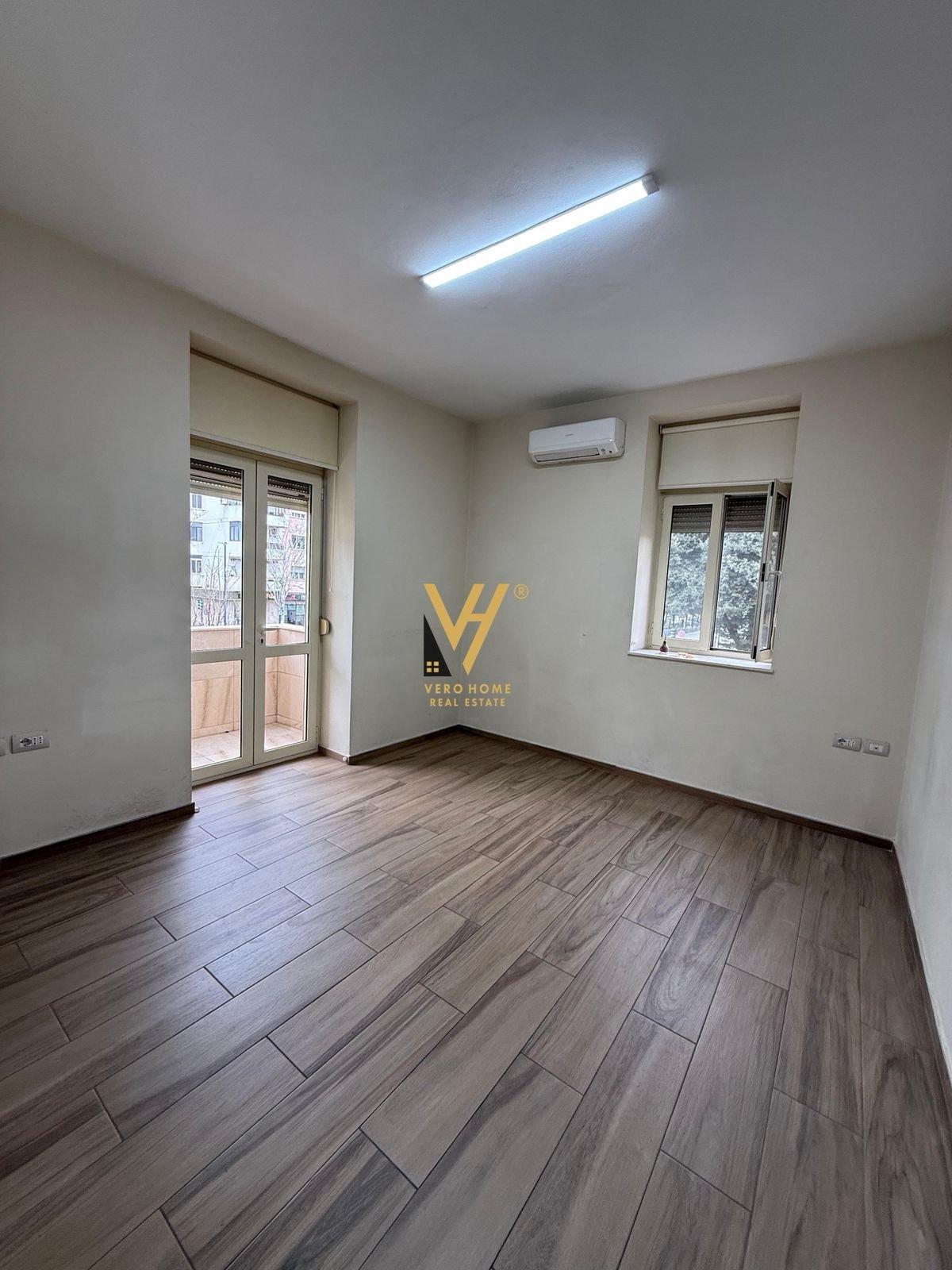 ZYRE 75 M2 ME QERA TE BULV. ZOGU I PARE 100.000 L