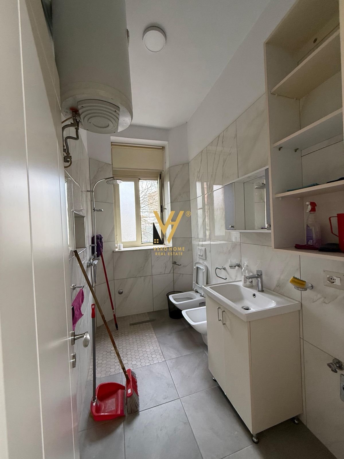 ZYRE 75 M2 ME QERA TE BULV. ZOGU I PARE 100.000 L