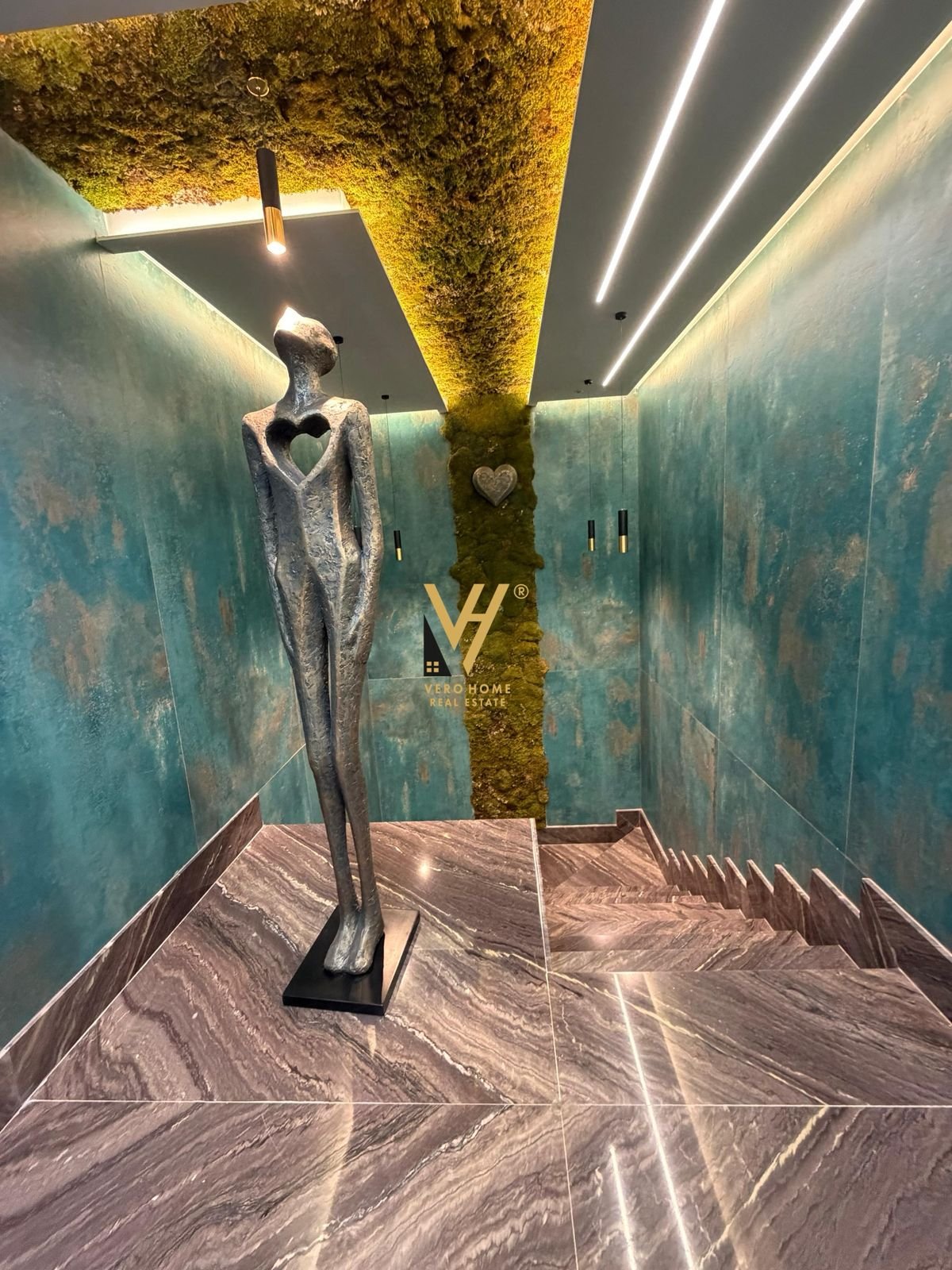 ZYRE 120 M2 ME QIRA TE RRUGA E KOSOVARVE 2.500 EUR