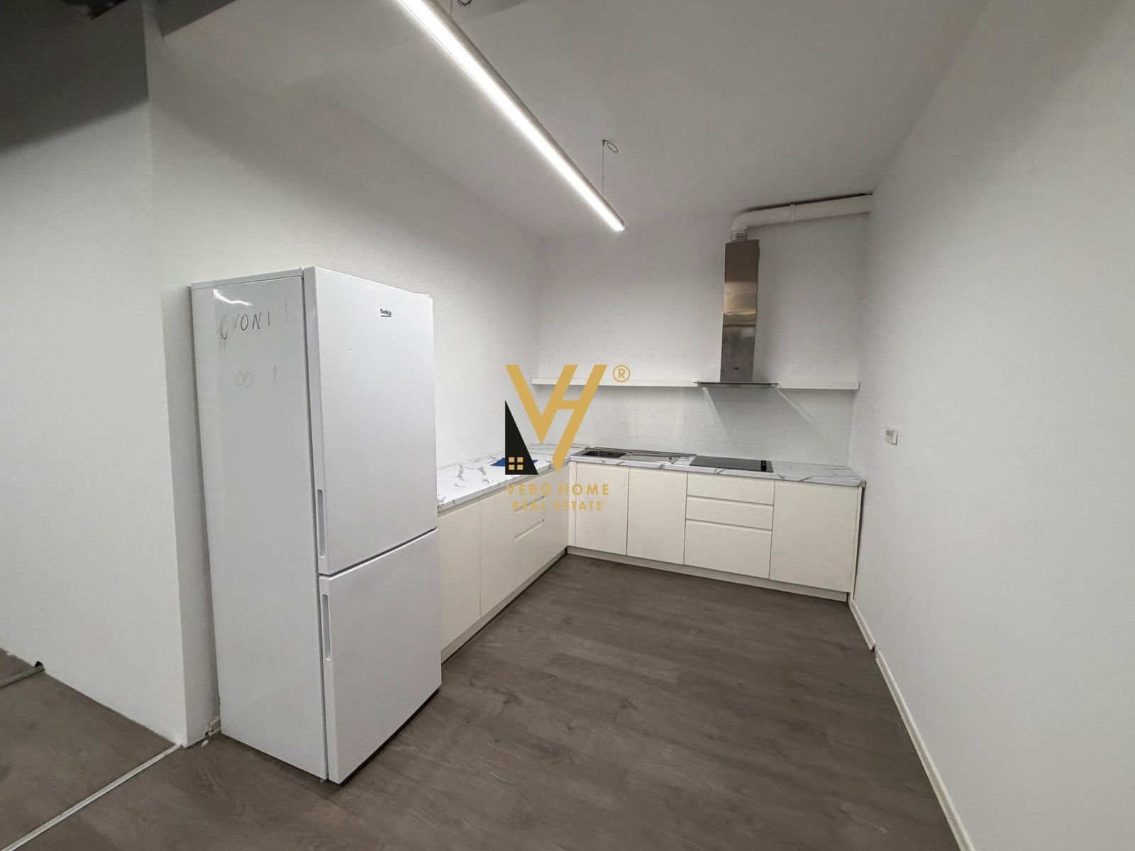ZYRE 180 M2 ME QIRA TE KOMUNA E PARISIT 3.000 EUR