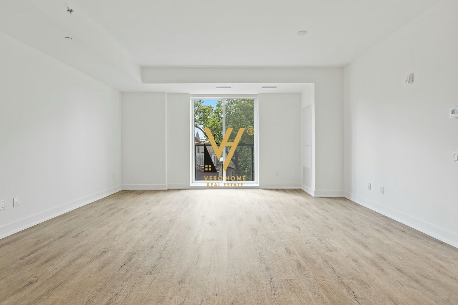 ZYRE 100 M2 ME QIRA TE KOMUNA E PARISIT 1.000 EURO