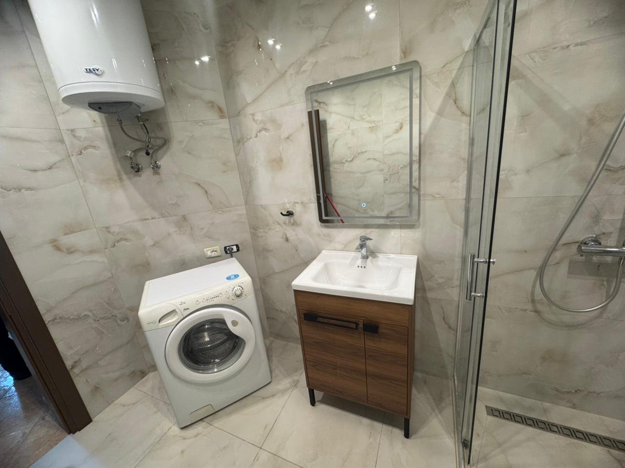 Jepet me Qira Apartament 2+1 + Ballkon – Astir !!