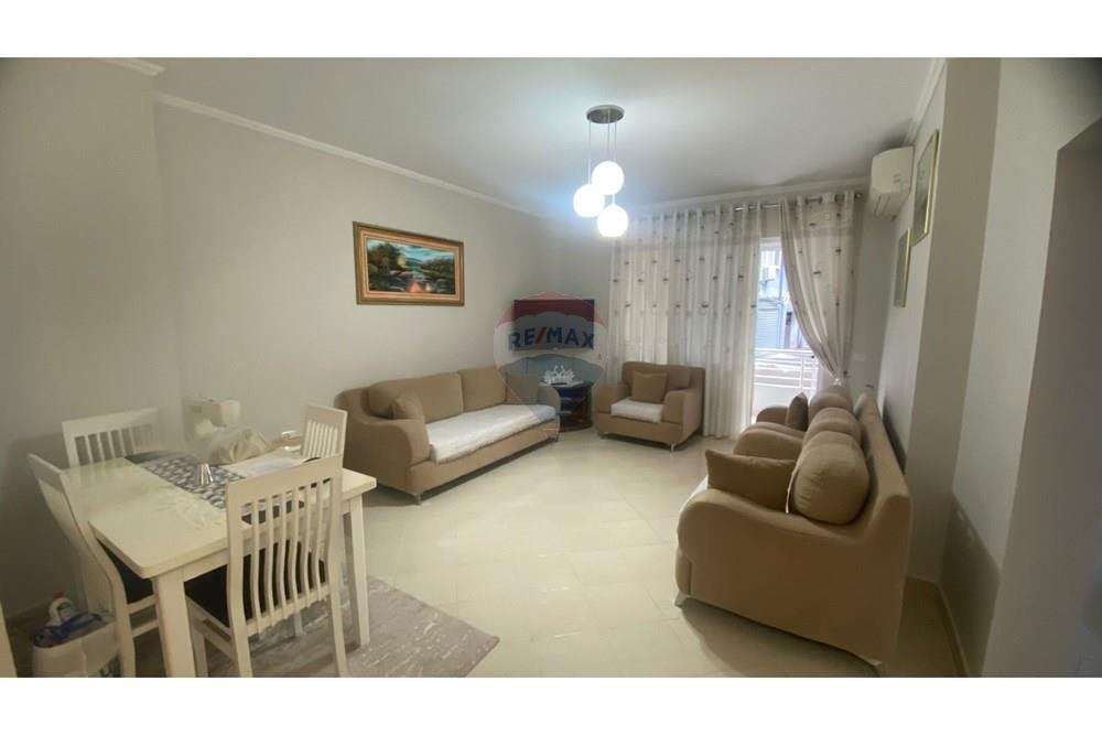 Jepet me qira apartament 2+1 te Eleonora ,