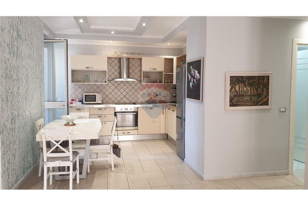 Apartament 2+1 me qira, prane me ”Gjuhet e Huaj