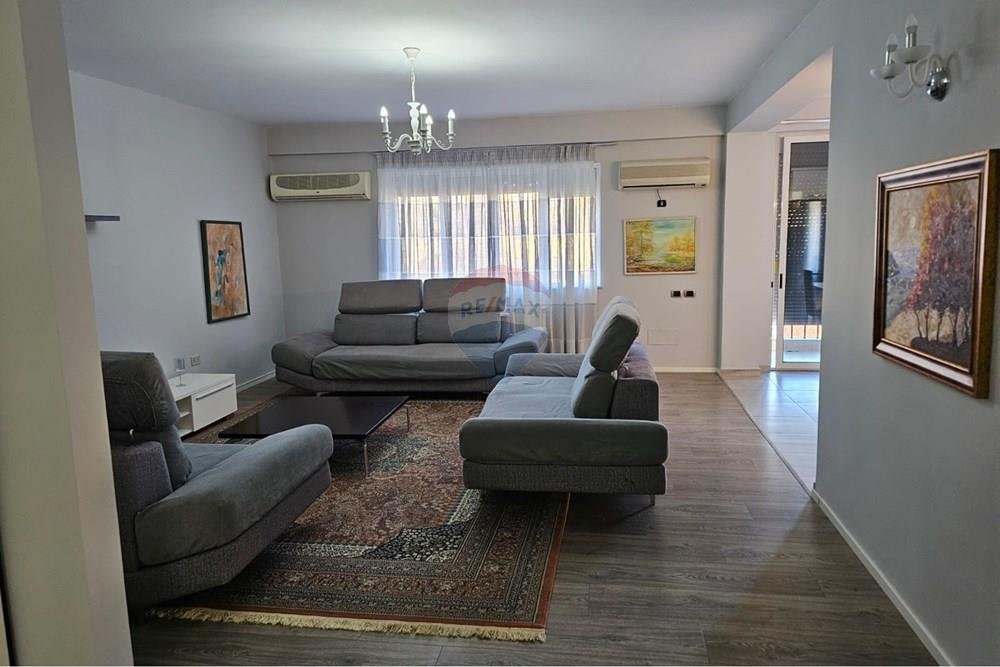 Jepet me qera Apartament 3+1+2 tek Garda