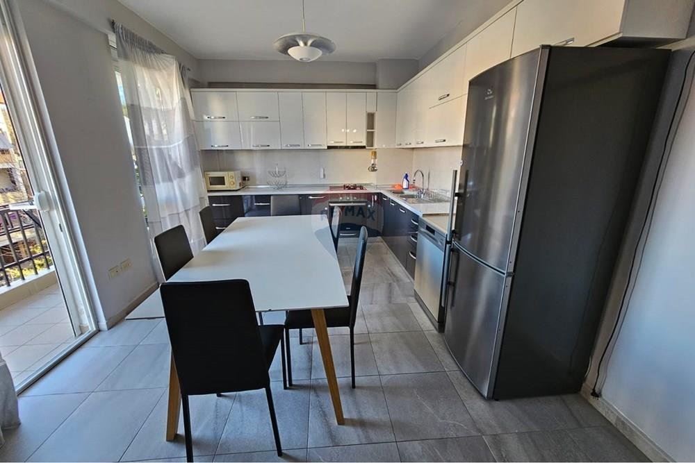 Jepet me qera Apartament 3+1+2 tek Garda
