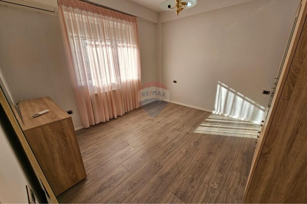 Jepet me qera Apartament 3+1+2 tek Garda