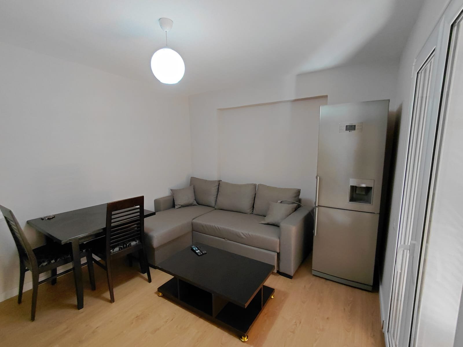 Jepet Apartament me Qira 1+1 tek Rruga e Dibrës !